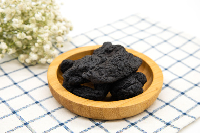 白底背景中医中草药熟地黄