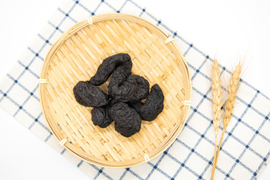 白底背景中医中草药熟地黄