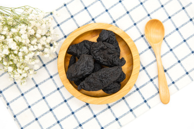 白底背景中医中草药熟地黄