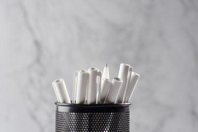 轻盈按压式中性笔和黑漆金属笔筒