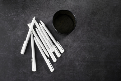 轻盈按压式中性笔和黑漆金属笔筒