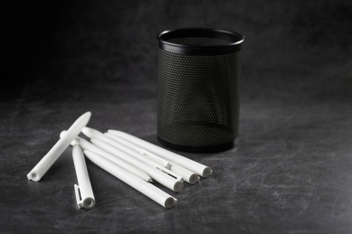 轻盈按压式中性笔和黑漆金属笔筒