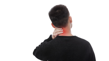 颈椎病患者站在白色背景下