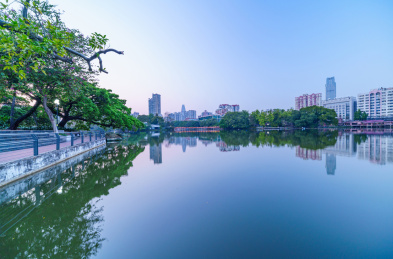 广州东山湖公园湖泊树林与城市建筑景观