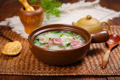 营养美味家常菜咸肉萝卜片汤