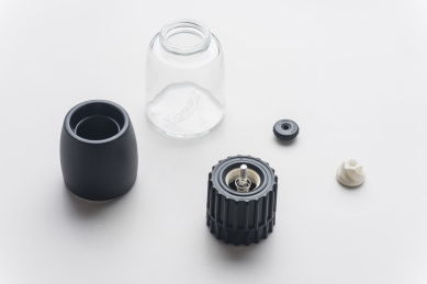 一个配置陶瓷刀片的胡椒研磨瓶