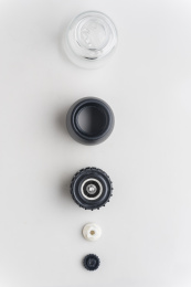 一个配置陶瓷刀片的胡椒研磨瓶