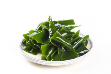 白底上放着一盘海带结