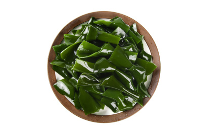 白底上放着一盘海带结