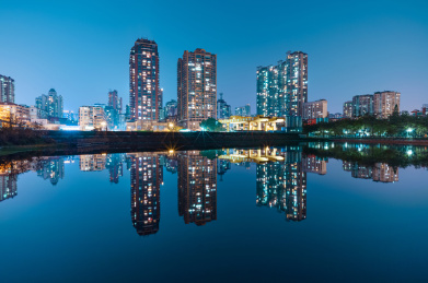 广州东山湖公园湖泊树林与城市建筑夜景
