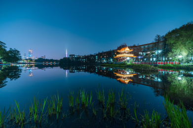广州东山湖公园中式楼阁建筑夜景灯光