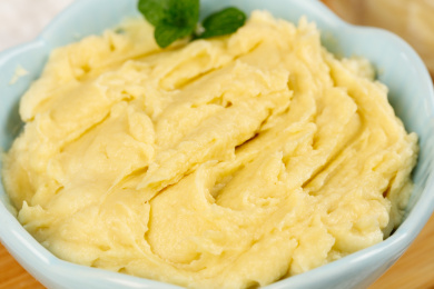 碟子里装着冻榴莲泥