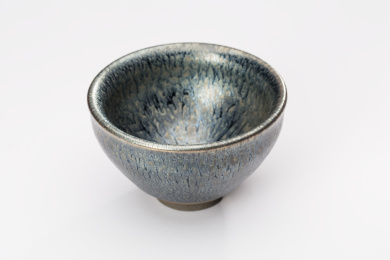 一只建盏在白色背景上