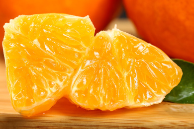 木板上放着沃柑果肉