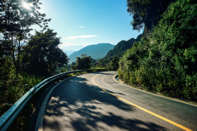青城山上的山间公路