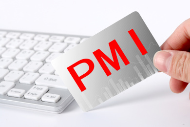 手拿卡片写着PMI字样