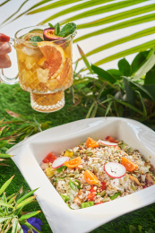 在绿色草地上的清爽夏日超级沙拉