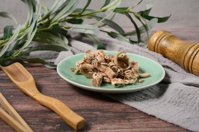 桌面上的盘子里的干爽的桑白皮