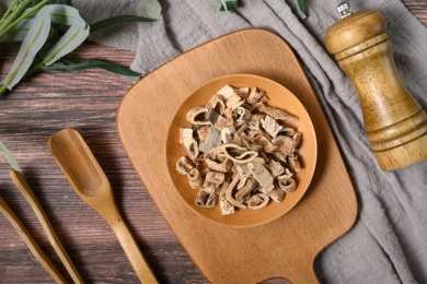 桌面上的盘子里的干爽的桑白皮