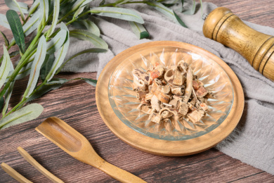 桌面上的盘子里的干爽的桑白皮