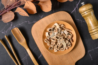 桌面上的盘子里的干爽的桑白皮