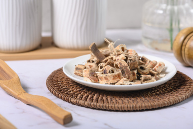 桌面上的盘子里的干爽的桑白皮