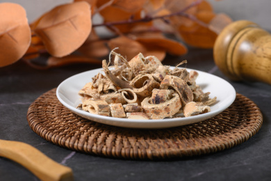 桌面上的盘子里的干爽的桑白皮