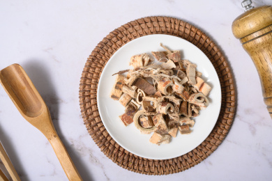 桌面上的盘子里的干爽的桑白皮