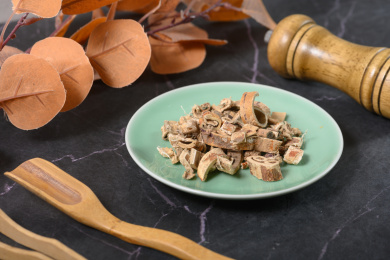 桌面上的盘子里的干爽的桑白皮