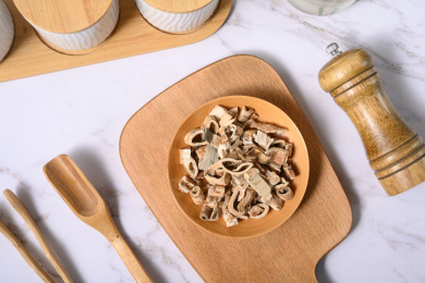 桌面上的盘子里的干爽的桑白皮