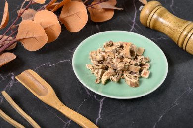 桌面上的盘子里的干爽的桑白皮