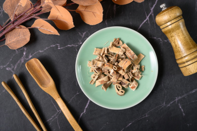 桌面上的盘子里的干爽的桑白皮