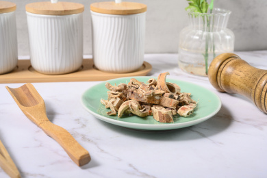 桌面上的盘子里的干爽的桑白皮