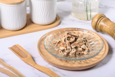 桌面上的盘子里的干爽的桑白皮