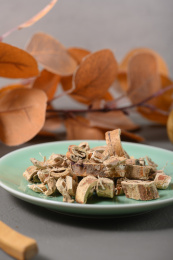 桌面上的盘子里的干爽的桑白皮