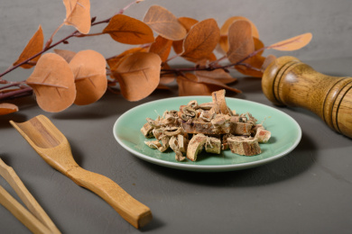 桌面上的盘子里的干爽的桑白皮