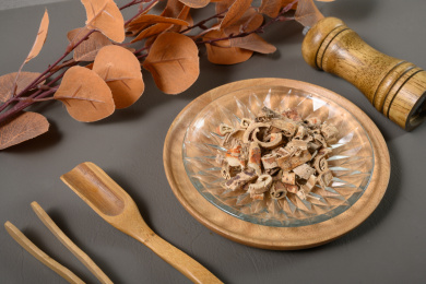 桌面上的盘子里的干爽的桑白皮