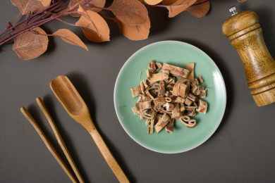 桌面上的盘子里的干爽的桑白皮