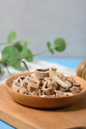 桌面上的盘子里的干爽的桑白皮