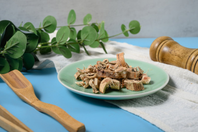 桌面上的盘子里的干爽的桑白皮