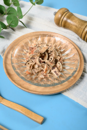 桌面上的盘子里的干爽的桑白皮