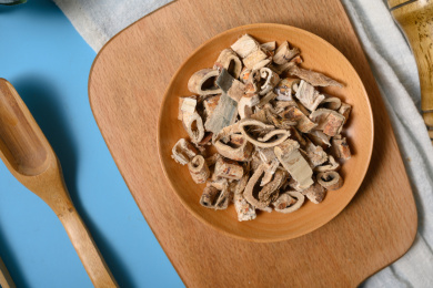 桌面上的盘子里的干爽的桑白皮