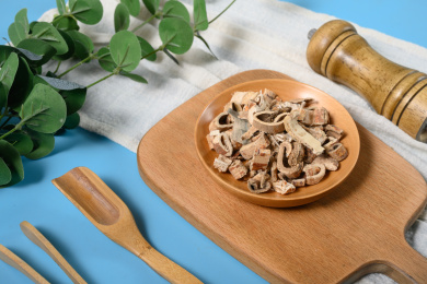 桌面上的盘子里的干爽的桑白皮