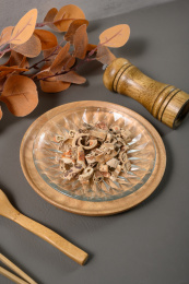 桌面上的盘子里的干爽的桑白皮