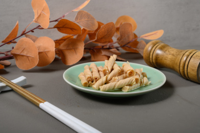 桌面上的盘子里的美味可口的泡发开的豆筋丁