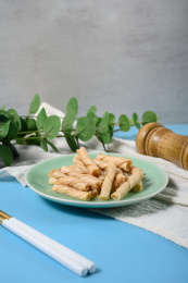 桌面上的盘子里的美味可口的泡发开的豆筋丁