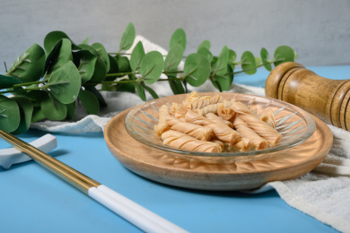 桌面上的盘子里的美味可口的泡发开的豆筋丁
