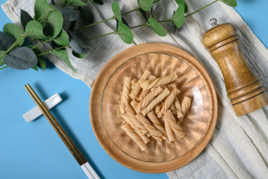 桌面上的盘子里的美味可口的泡发开的豆筋丁