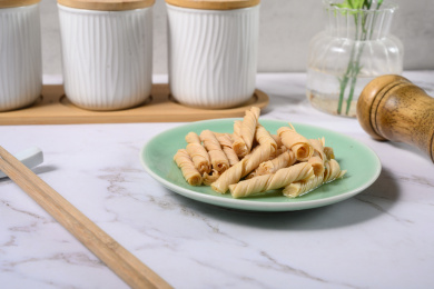 桌面上的盘子里的美味可口的泡发开的豆筋丁