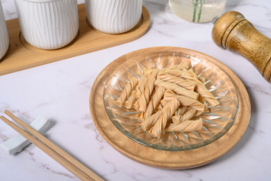 桌面上的盘子里的美味可口的泡发开的豆筋丁